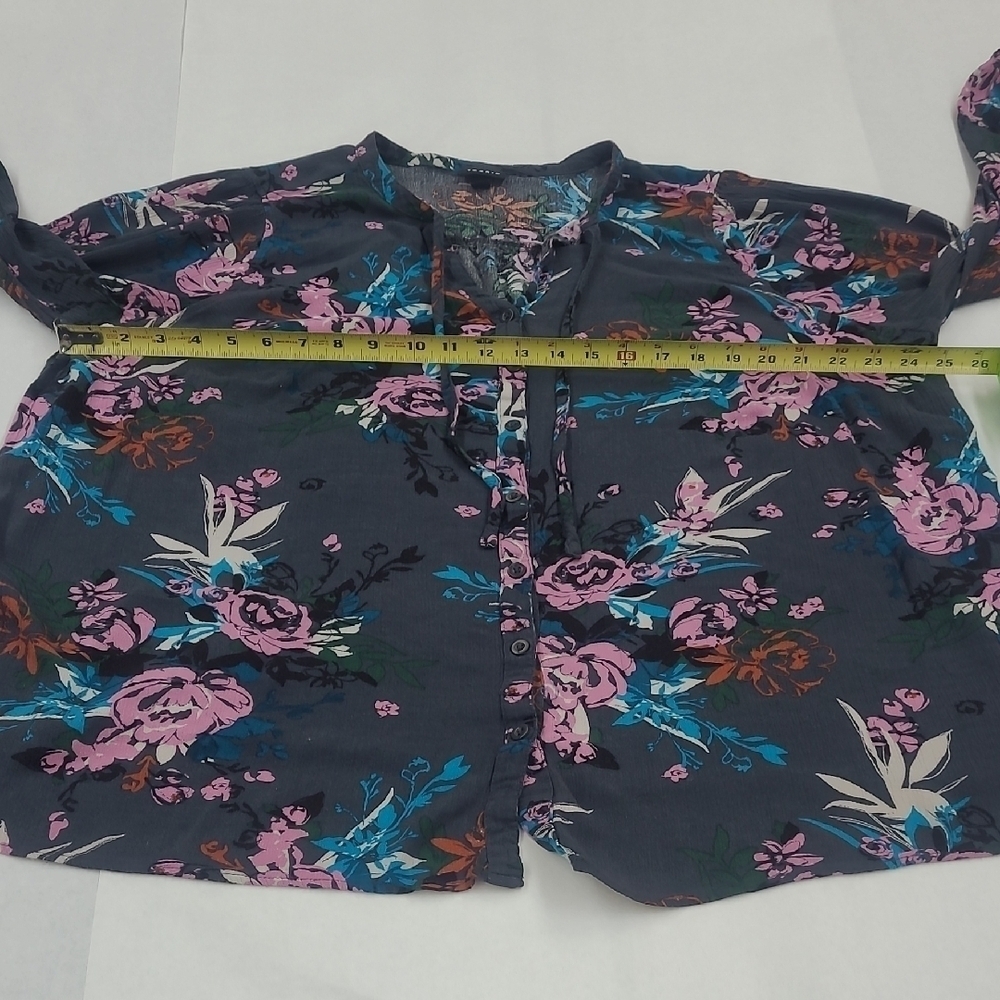 Torrid Deep Gray Floral Button-Up Blouse Size 2 (2X) - Picture 6 of 10